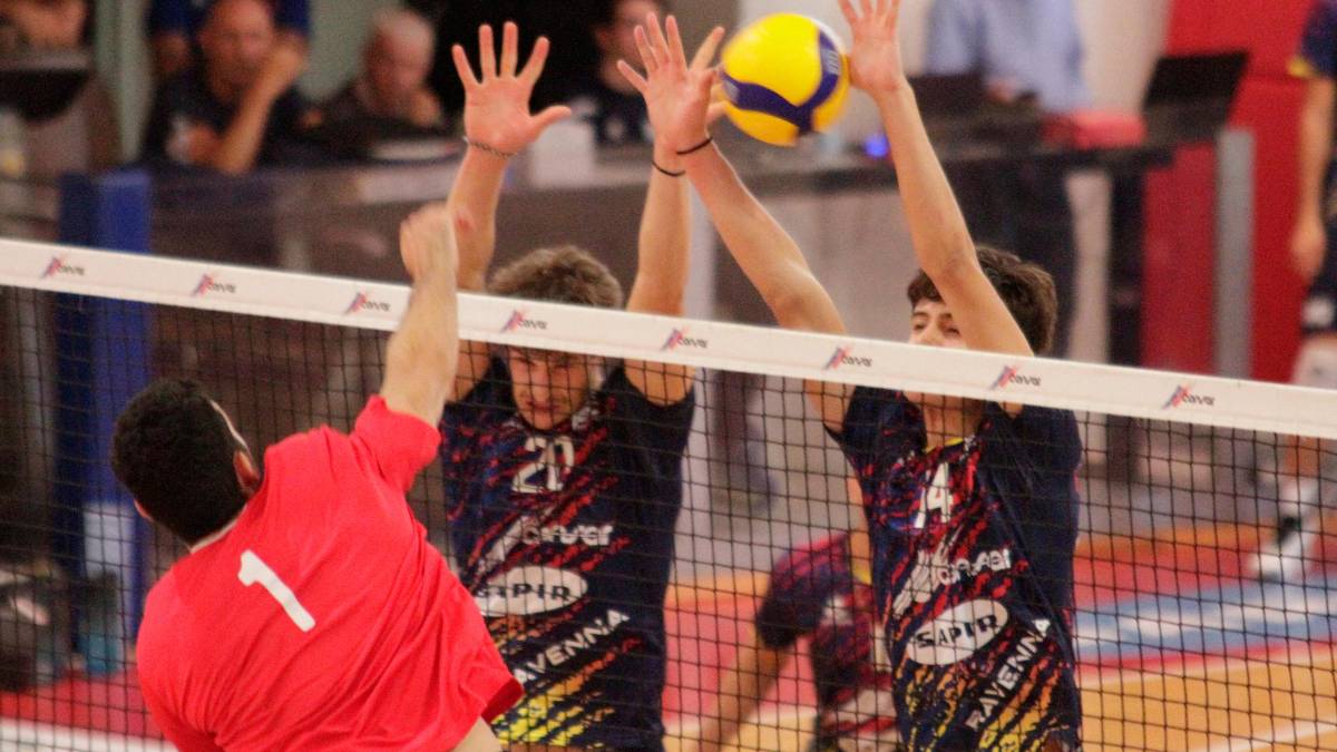 Un muro di Martin Berger e Andrea Giani contro il fanese Giulio Pinali fiorentini