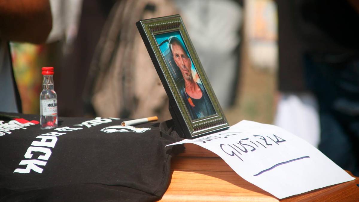 Pinarella di Cervia, l’ultimo saluto a Nicola Musiani, sulla bara la scritta: “Datemi giustizia” VIDEO GALLERY