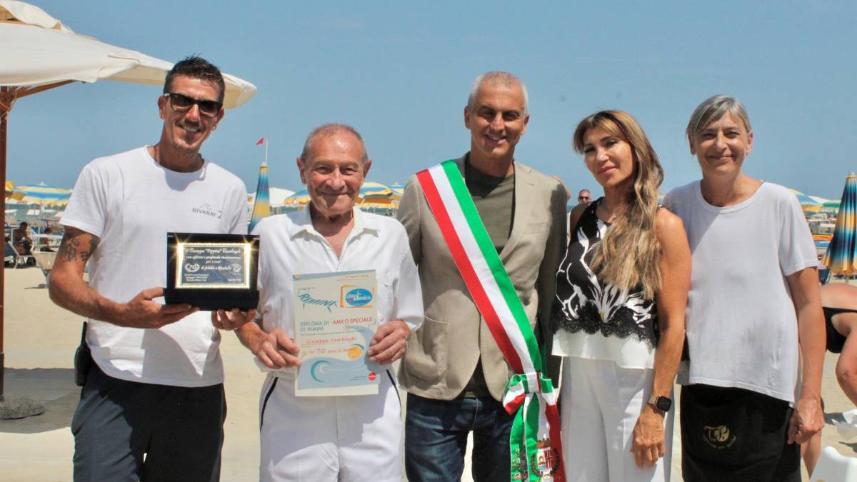 Rimini, premio per Peppino, da 70 anni in vacanza a Rivabella, la prima volta in motocicletta