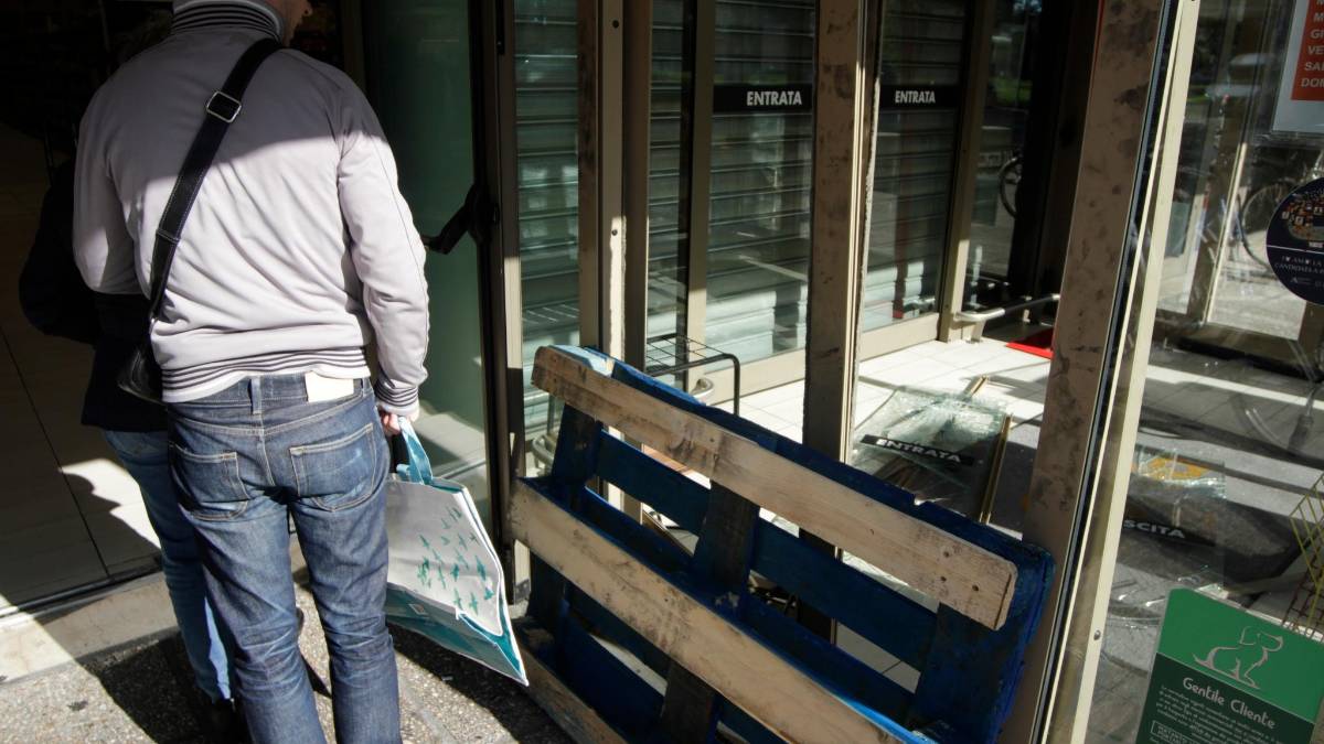Ravenna, baby gang in azione vicino alla scuola: devastati i cassonetti e sfondata la vetrata del Famila