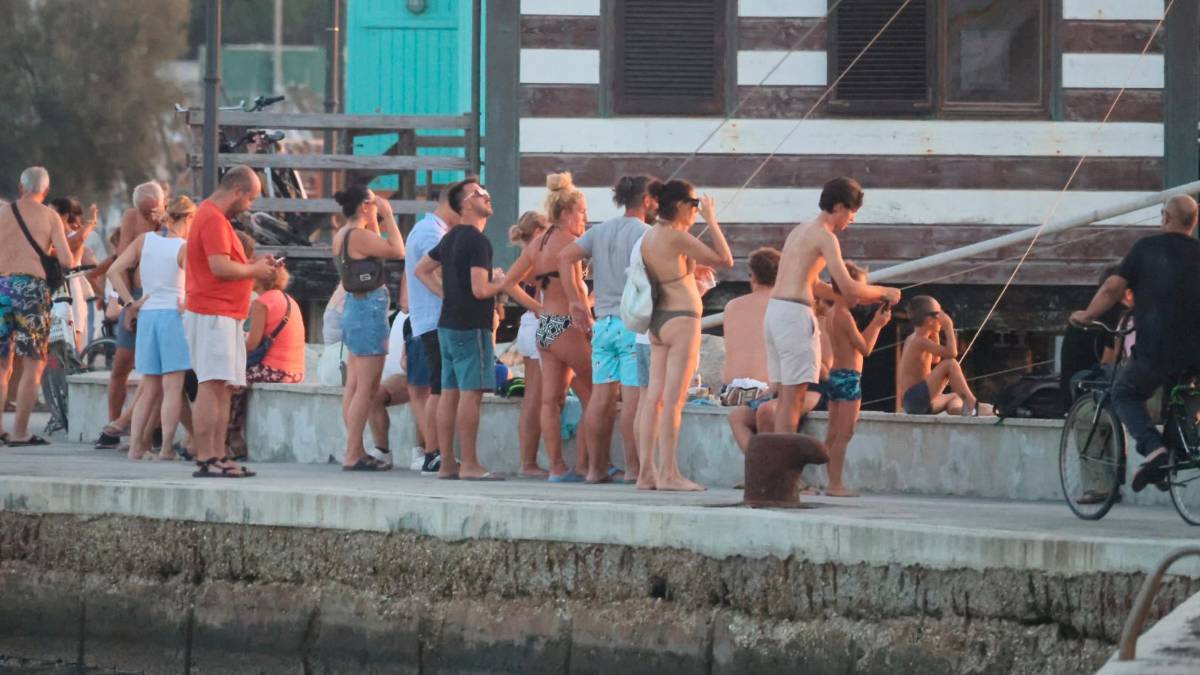Turisti in fila a osservare l’eclissi a Cesenatico (foto Zanotti)