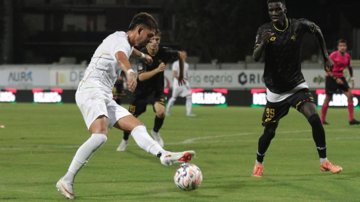 Cristian Spini sterza all’ingresso dell’area su Saer Diop (foto Massimo Fiorentini)