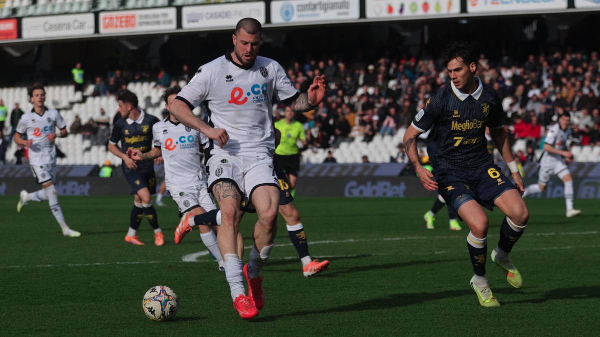Jacopo Gelli contro Alberto Cerri in Cesena-Frosinone 2-2 (foto Gianmaria Zanotti)