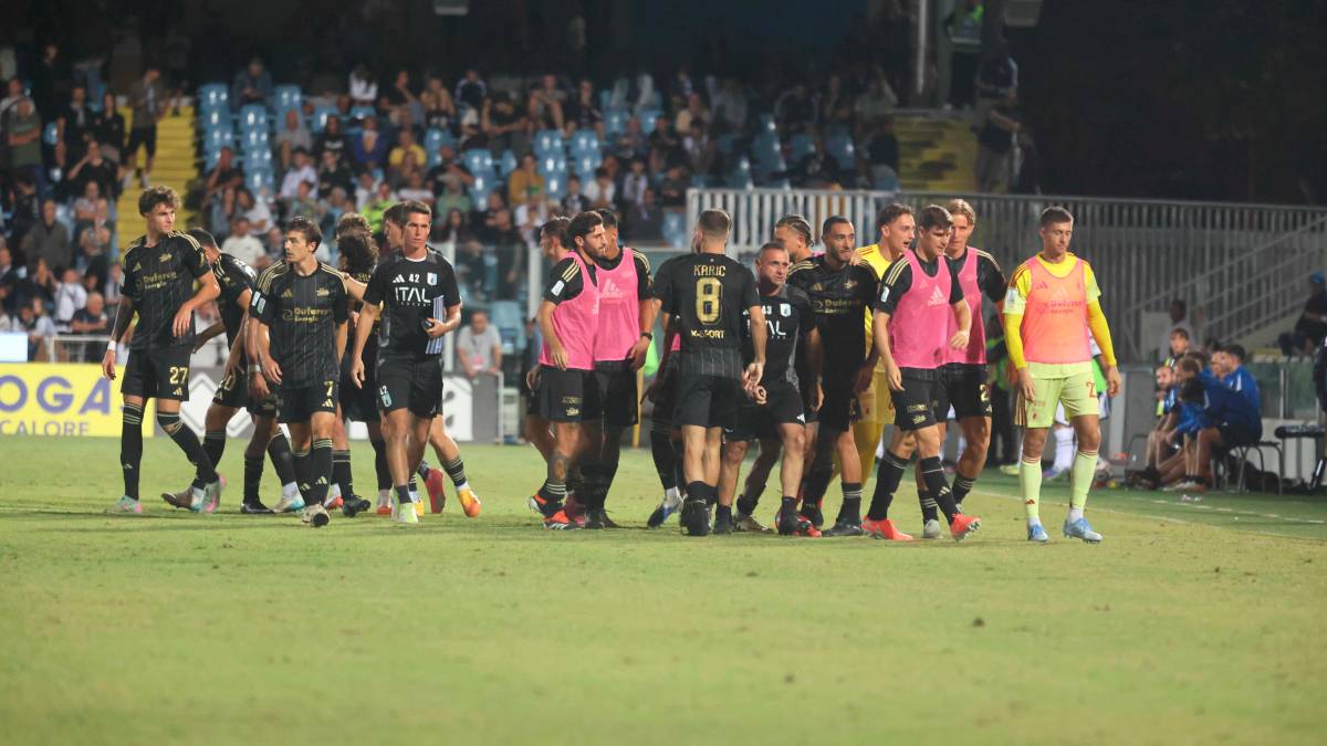 Marco Dalla Vecchia, il primo a sinistra con la maglia dell’Entella al Manuzzi