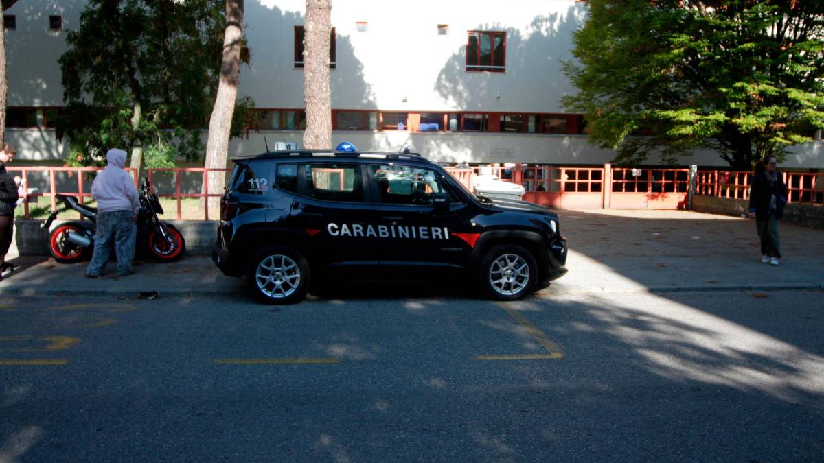 Ravenna, baby gang in azione vicino alla scuola: devastati i cassonetti e sfondata la vetrata del Famila