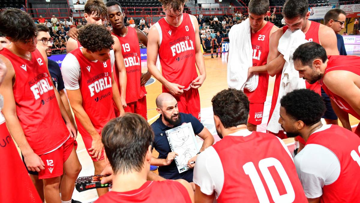 Un time out del tecnico Francesco Nanni nel test con Faenza foto BLACO