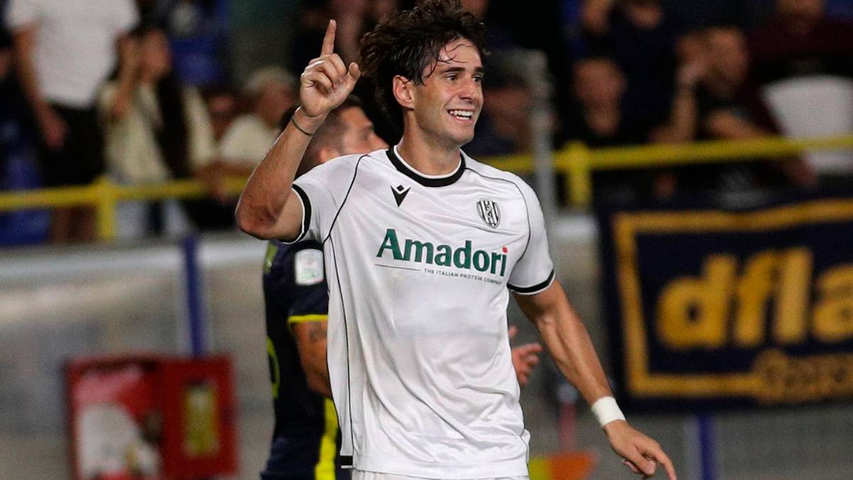 Cristian Shpendi celebra il gol segnato al 30’ di Juve Stabia-Cesena: per il centravanti bianconero è il sesto in 5 giornate di campionato (Rega)