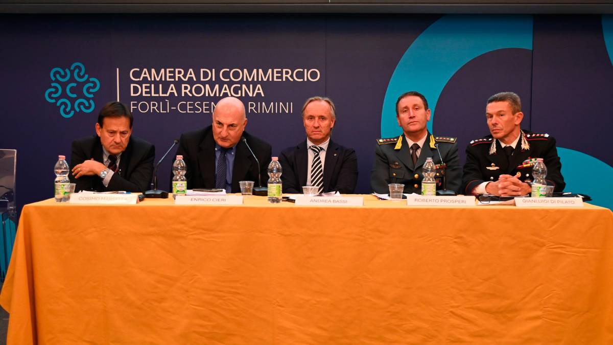 Il tavolo dei relatori al seminario e sotto una veduta della sala foto fabio blaco