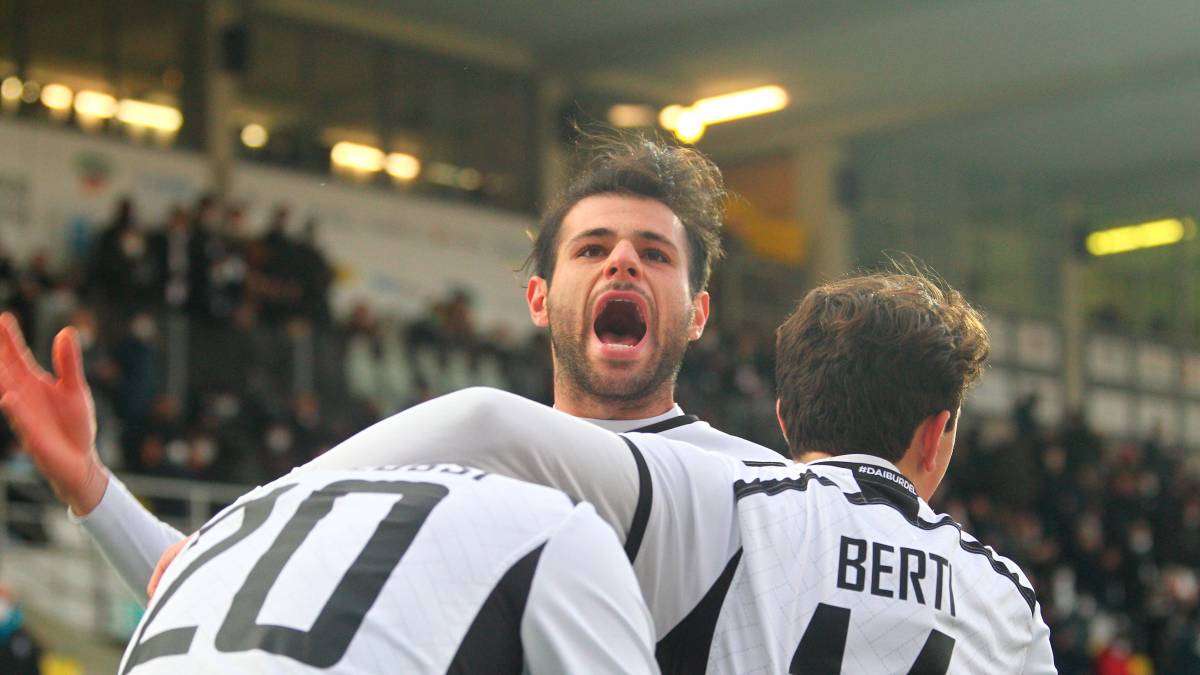 Nicholas Pierini festeggiato da Bortolussi e Berti dopo un gol al Teramo nel febbraio 2022 (foto Zanotti)