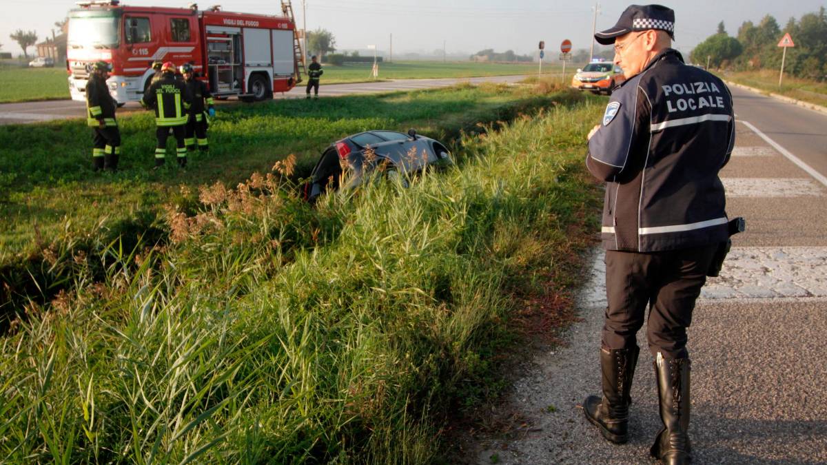 Ravenna, auto sbanda in curva e finisce nel fosso: ferito estratto dai Vigili del Fuoco e portato a Cesena