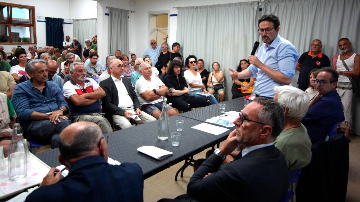 La seduta dell’assemblea pubblica a Porto Corsini - Foto Massimo Fiorentini