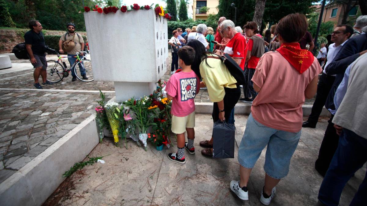 Ravenna, la memoria sconfigge l’ignoranza: in tantissimi al Ponte dei Martiri dopo il blitz vandalico