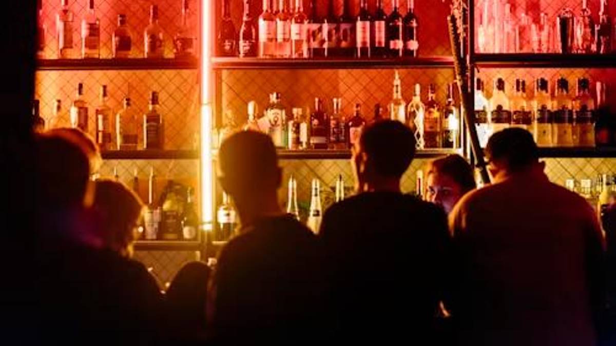 Massa Lombarda, lancia bottiglie e picchia il barista per rubargli il cellulare: 28enne arrestato