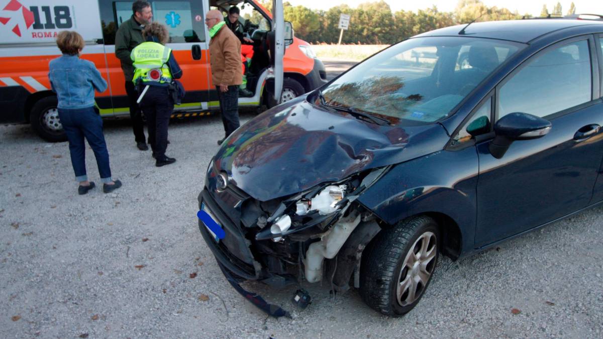 Russi, scontro sulla San Vitale prima del funerale: motociclista grave al Bufalini, il sacerdote deve farsi sostituire