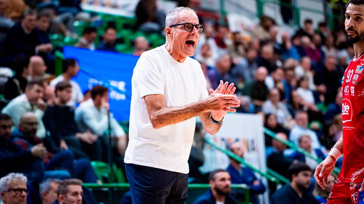 In alto Sandro Dell’Agnello particolarmente soddisfatto della prestazione dei biancorossi a Sassari