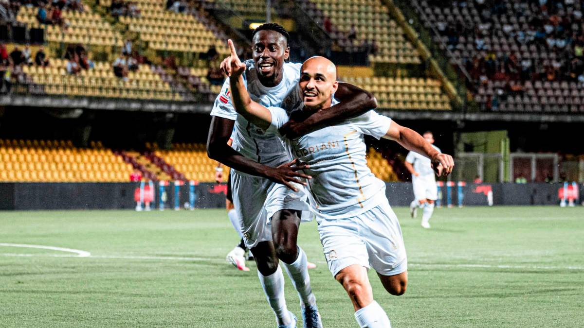 Il brasiliano Vinicius abbracciato da Joshua Tenkorang dopo il primo gol ufficiale del Ravenna in questa stagione