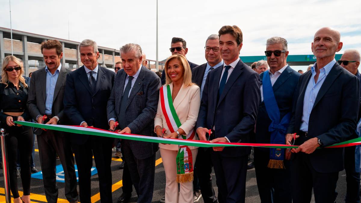 Il taglio del nastro con la sindaca di Falconara Marittima Stefania Signorini e il presidente della Regione Marche Francesco Acquaroli. Stefano Pollarini è l’ultimo a destra con le forbici