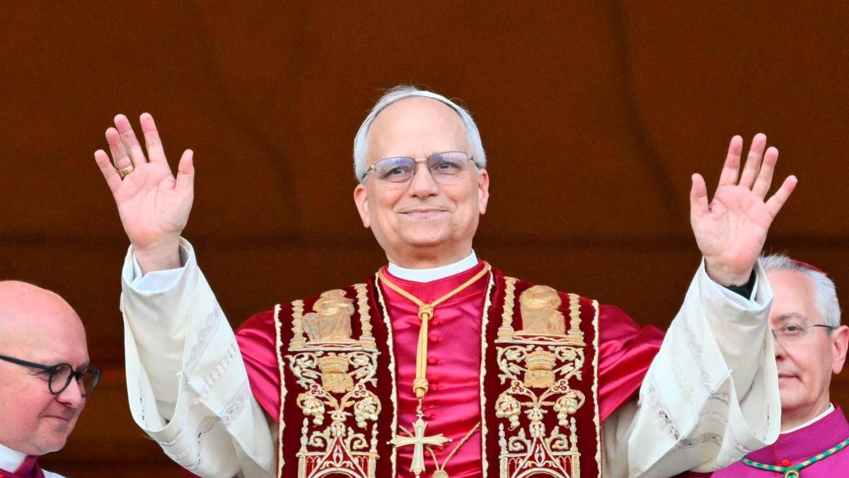 Sopra, monsignor Erio Castellucci. A lato, Papa Leone XIV