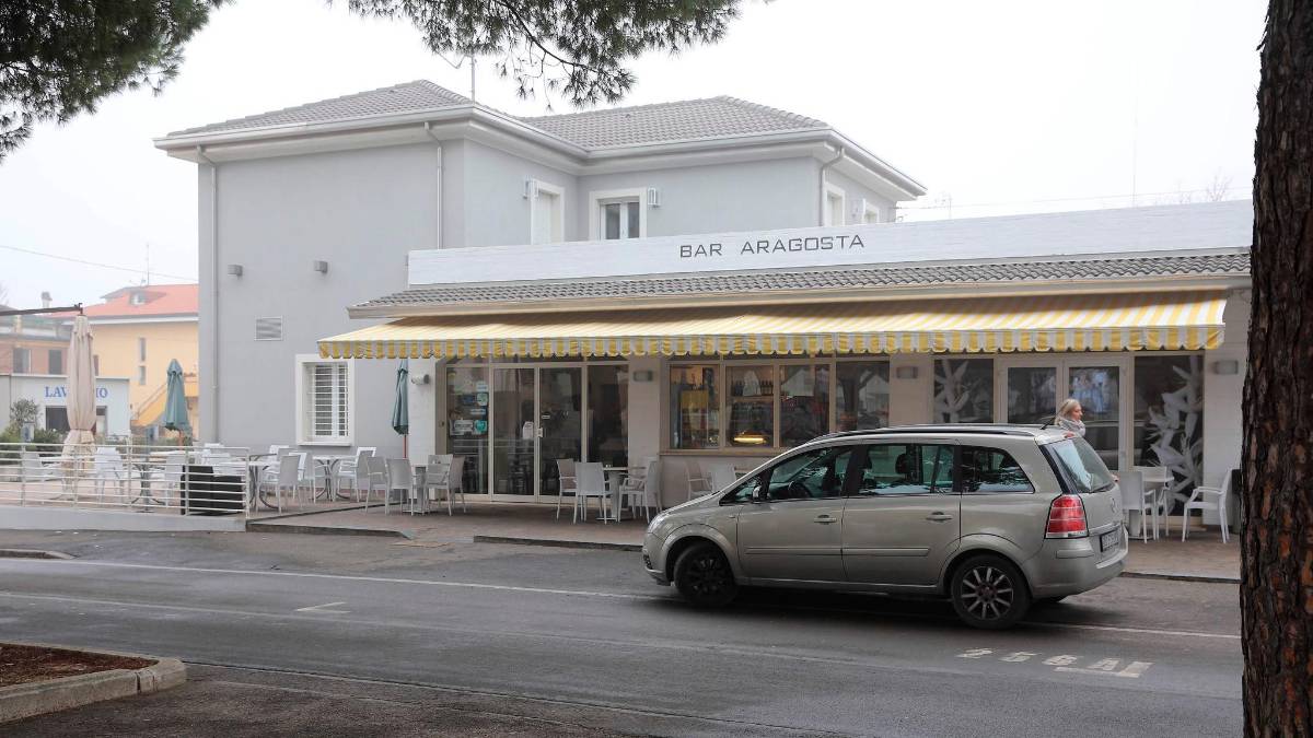 Episodio avvenuto ieri mattina al bar Aragosta (Foto Gianmaria Zanotti)
