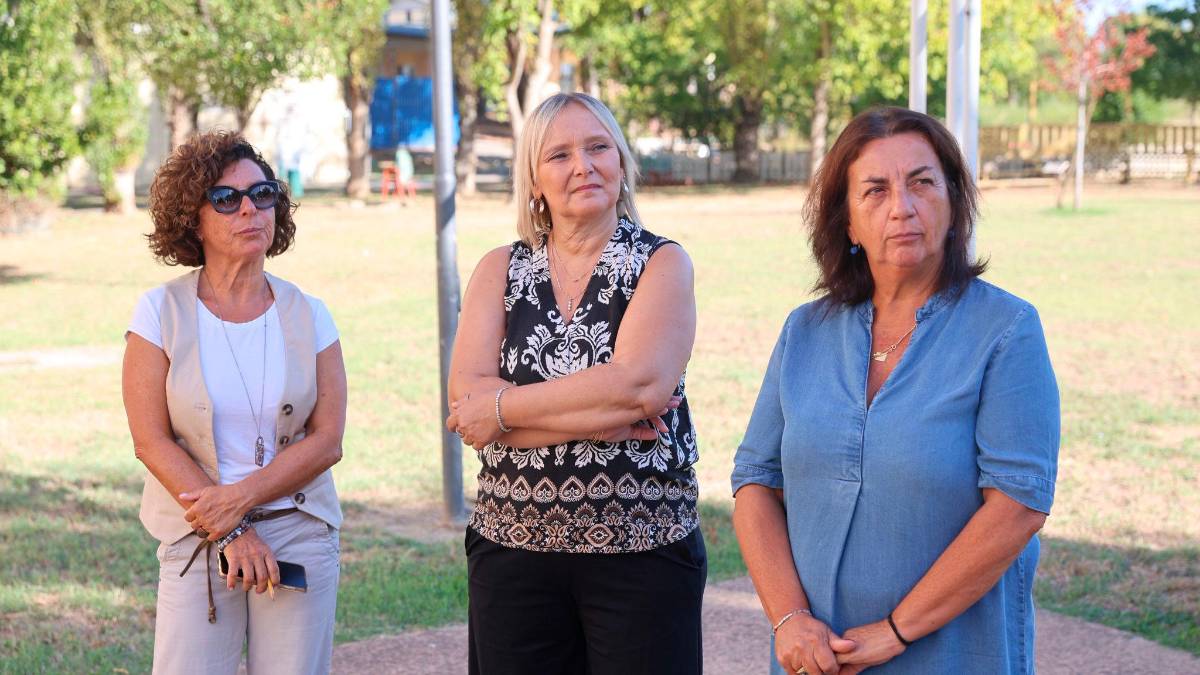 Da sinistra: Angela Perchiazzi presidente “Isola che non c’è”, Monia Baravelli (dirigente del quinto circolo didattico), Maria Elena Baredi (assessora alla scuola e servizi educativi)