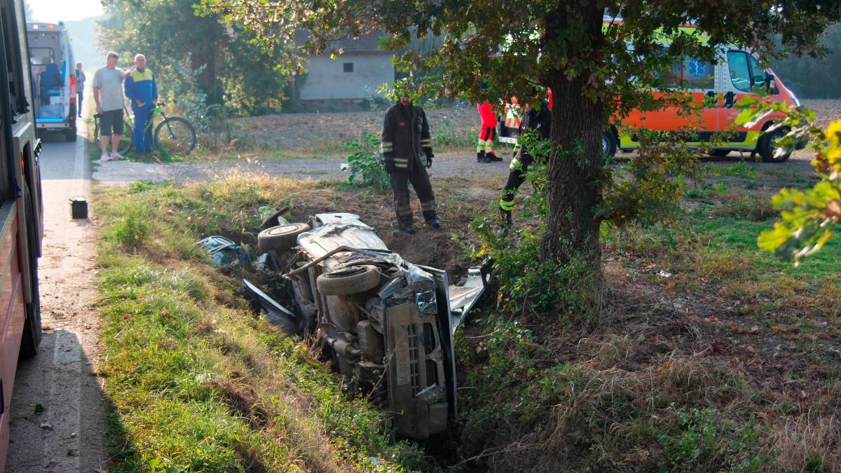 Fusignano, auto si schianta contro un albero e finisce nel fosso: due giovani feriti incastrati tra le lamiere