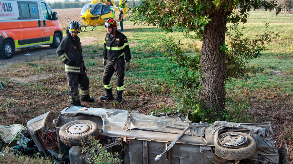 Fusignano, auto si schianta contro un albero e finisce nel fosso: due giovani feriti incastrati tra le lamiere