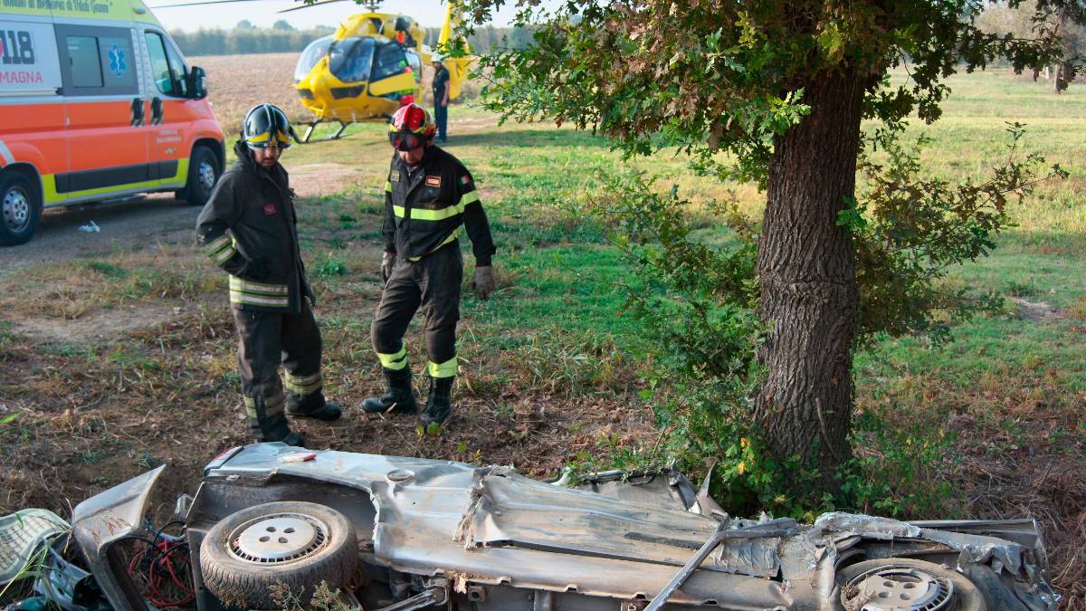 Fusignano, auto si schianta contro un albero e finisce nel fosso: due giovani feriti incastrati tra le lamiere