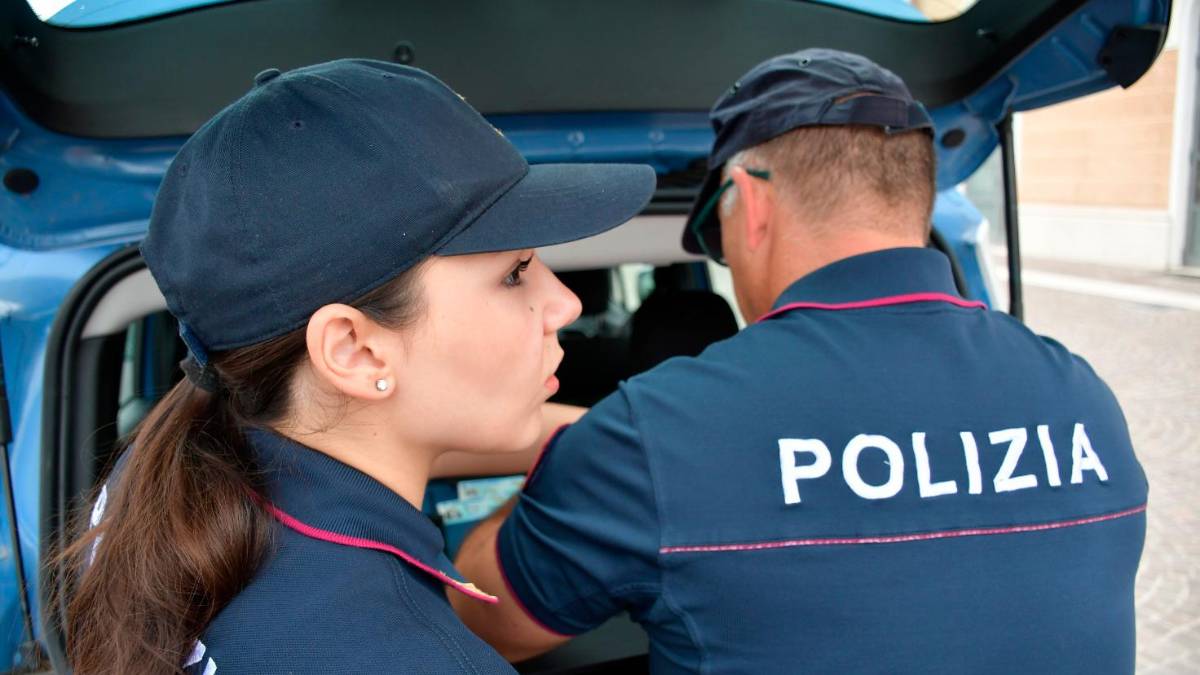 Cesena, aggredisce la madre e scaglia un poliziotto contro il muro: arrestato 26enne