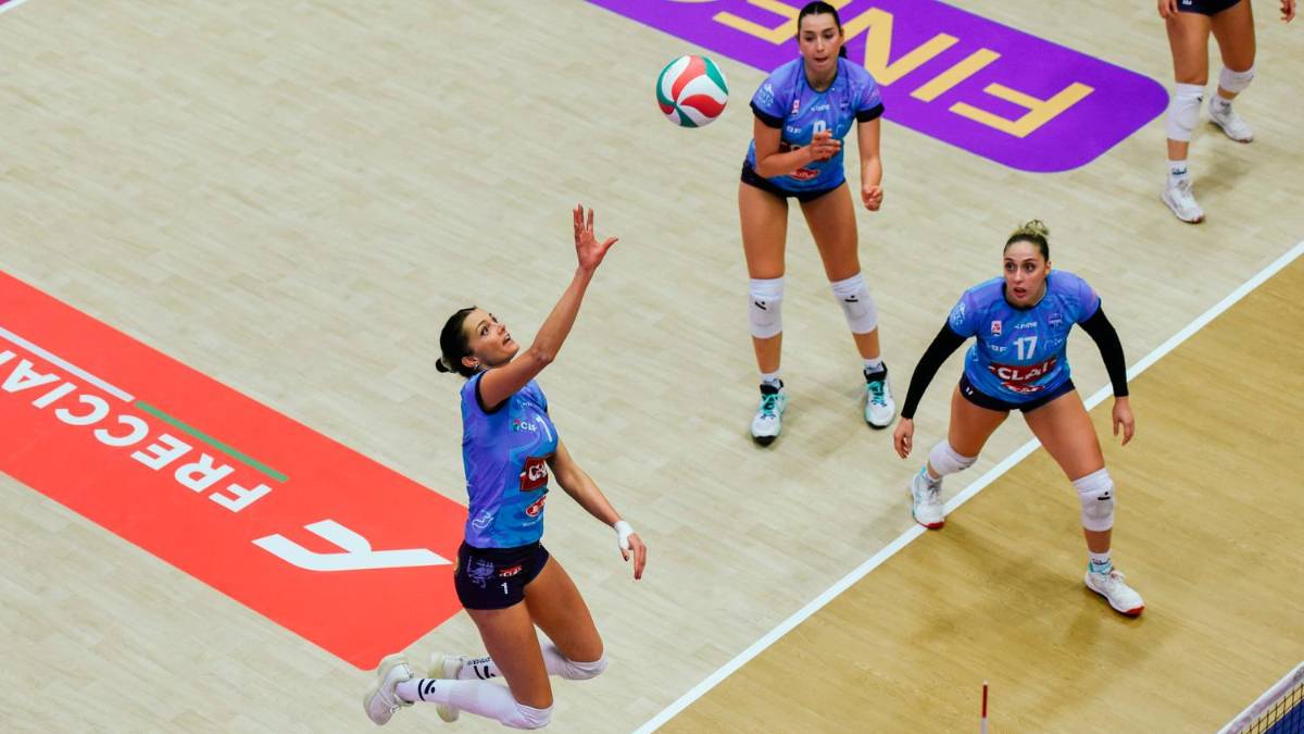 Elena Foresi osserva l’attacco di Serena Ortolani nel match di domenica sul campo del Trentino