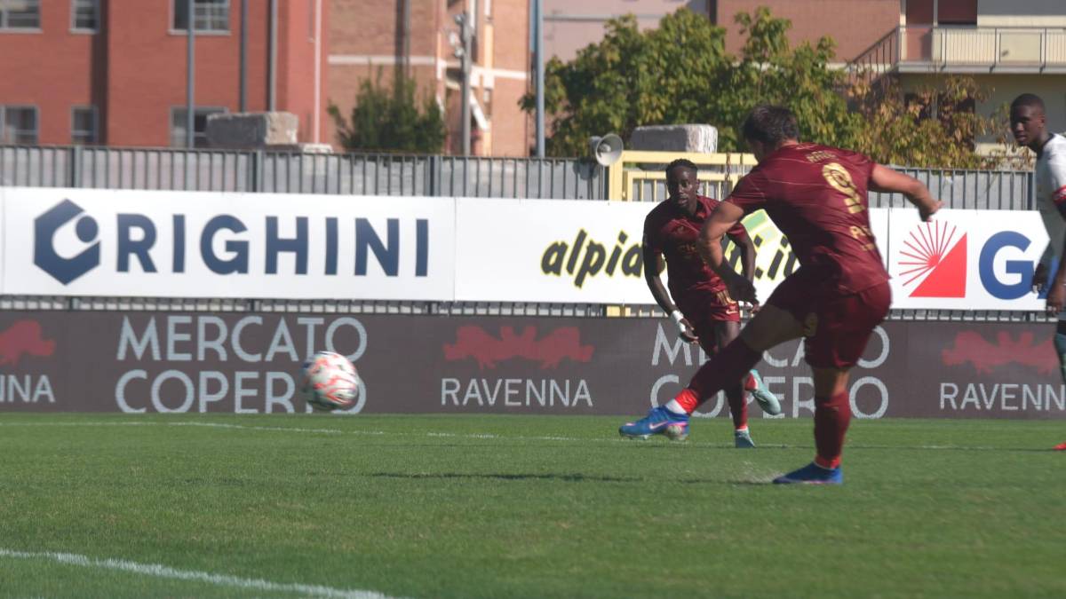 Simone Rabbi realizza su rigore il gol del definitivo 2-0 (foto Massimo Fiorentini)