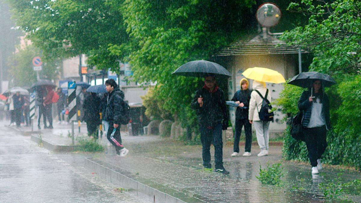 Foto di repertorio: pioggia a Marina di Ravenna (Foto di Massimo Fiorentini)
