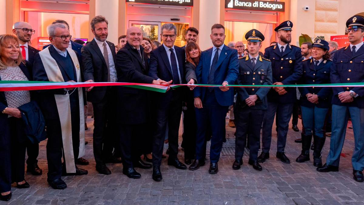 Il taglio del nastro della filiale in piazza Gramsci mercoledì pomeriggio