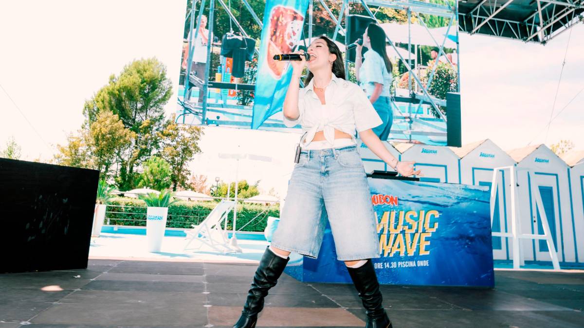 Riccione, da “Amici” all’Aquafan: Angie strappa applausi