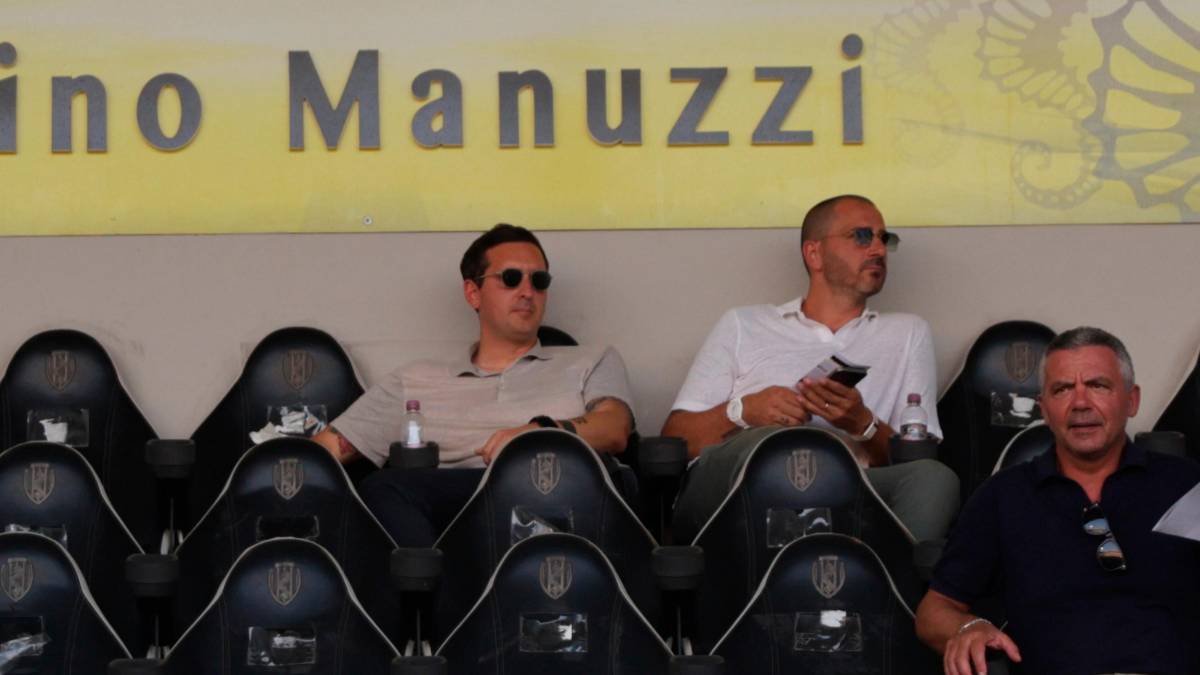 Il direttore sportivo del Cesena Andrea Mancini con Leonardo Bonucci in tribuna durante Cesena-Vis Pesaro