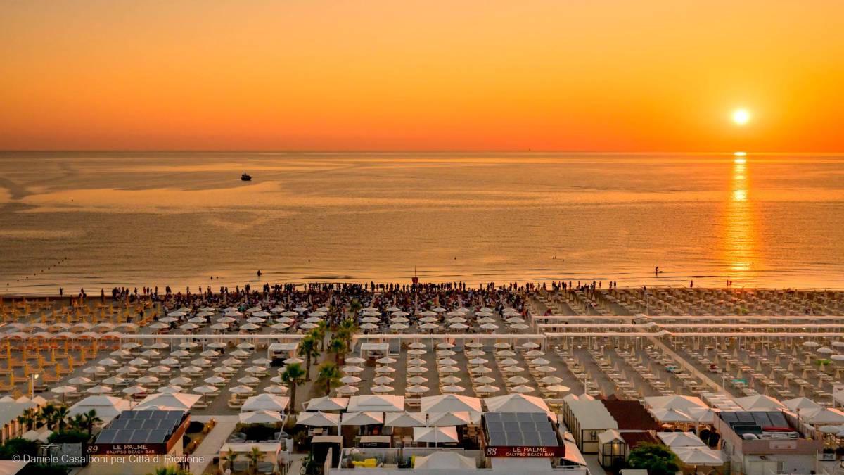Riccione, arrivano i bandi per la concessione di 14 zone di spiaggia ma non riguardano i servizi a monte