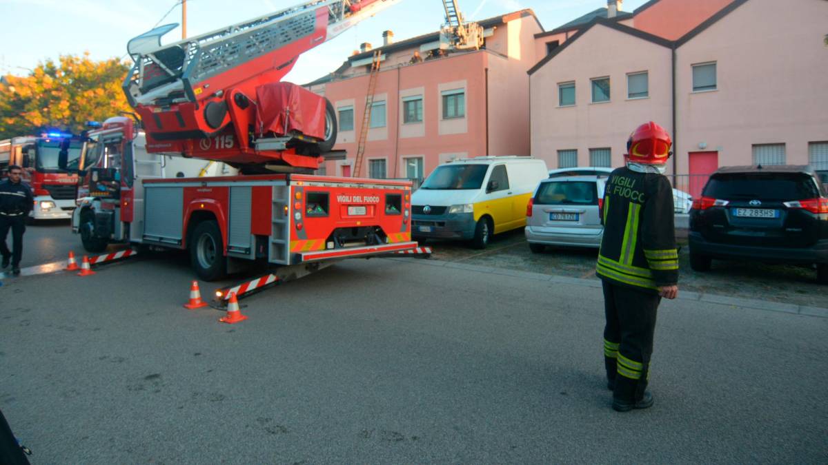 Massa Lombarda, frigorifero prende fuoco in cucina: soccorsa una coppia di anziani