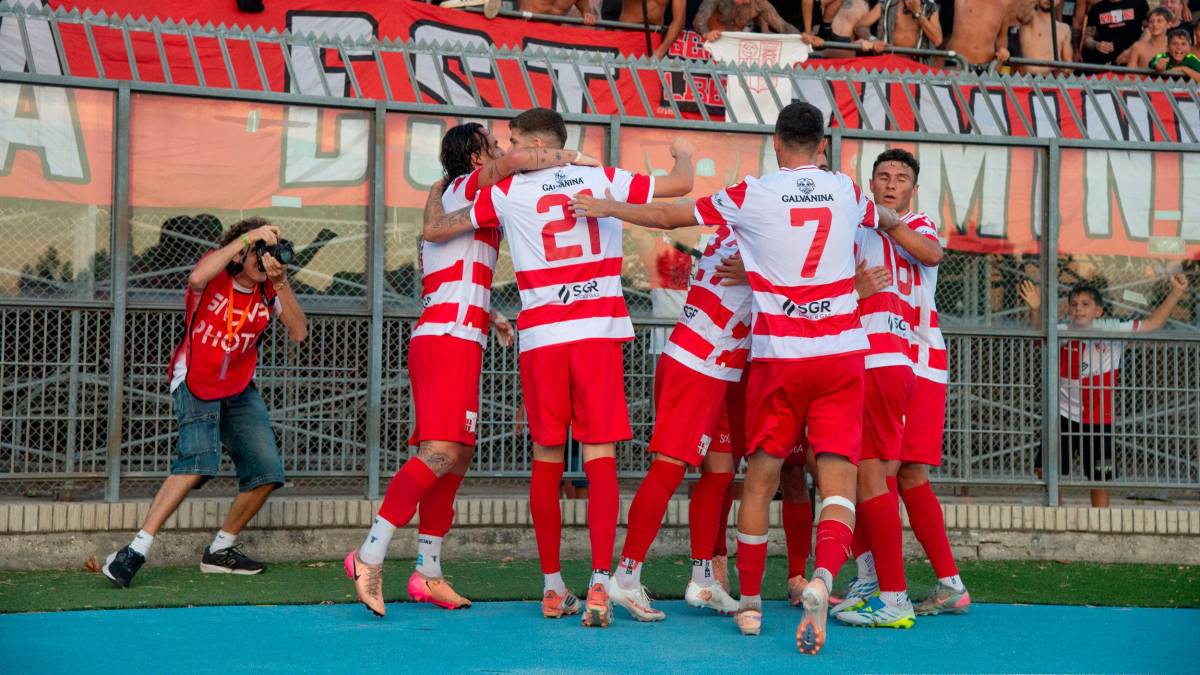 La formazione biancorossa fa festa (foto TOMMASO MOROSETTI)