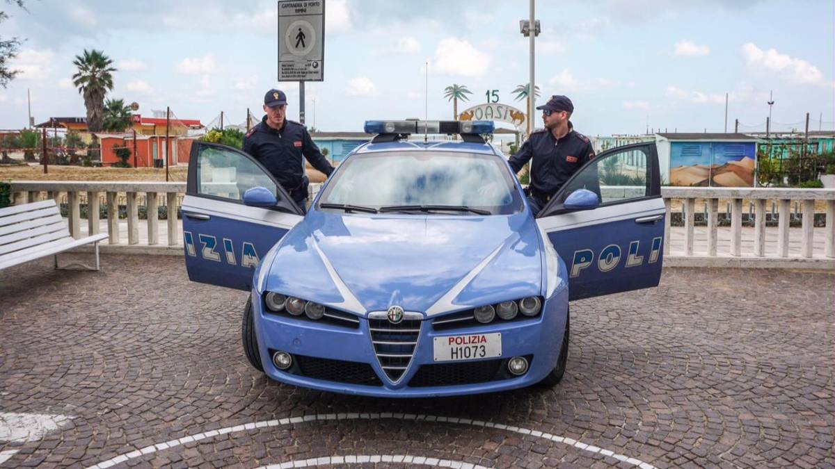 Rimini, furti a raffica all’alba sul lungomare: la Polizia arresta quattro giovani