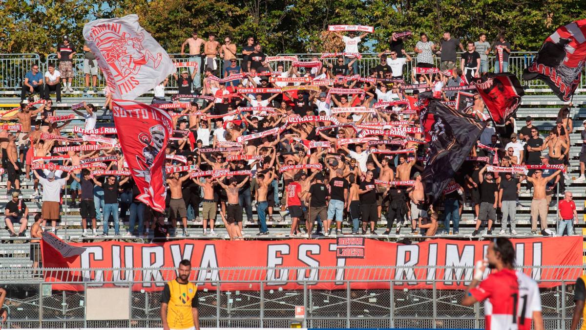 Un’immagine della curva Est dello stadio Romeo Neri di Rimini (foto TOMMASO MOROSETTI)