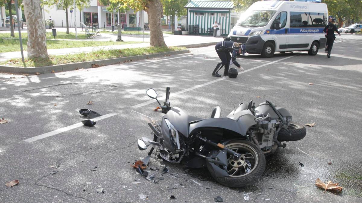 Ravenna, pauroso incidente: travolta sullo scooter, grave una donna