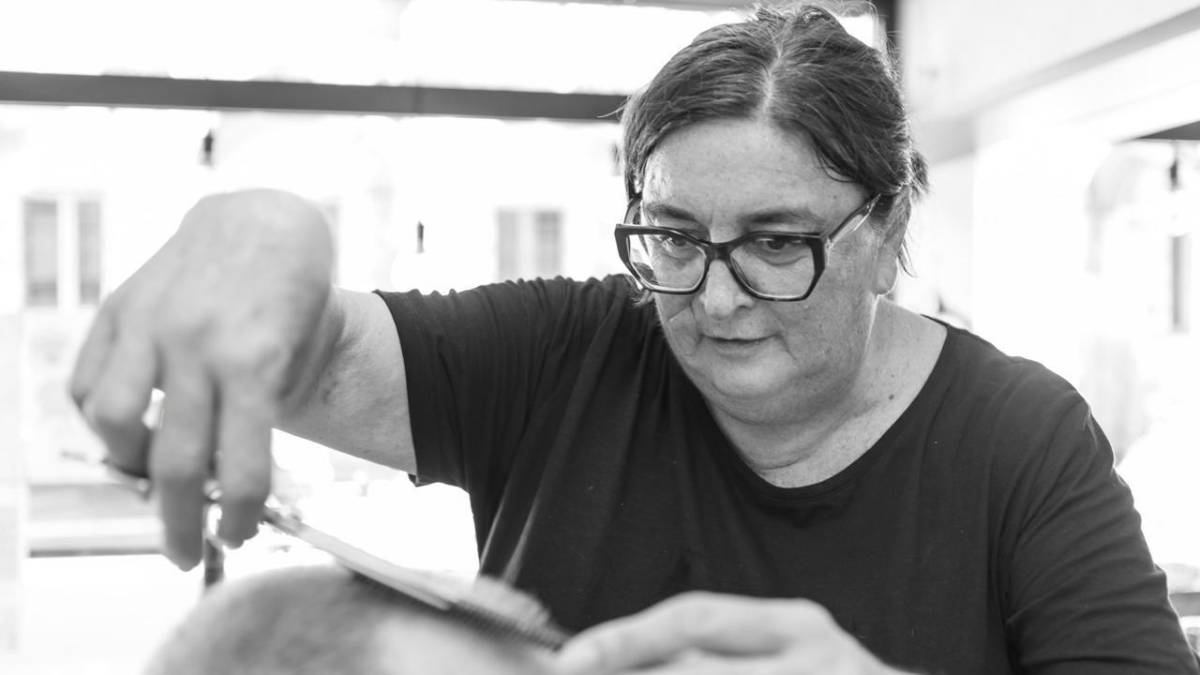Cesena, dopo 46 anni va in pensione la prima donna barbiere