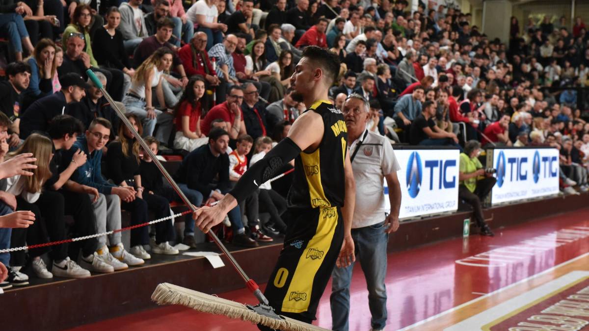 Bobby Mladenov in versione “custode” in maglia Virtus foto mmph