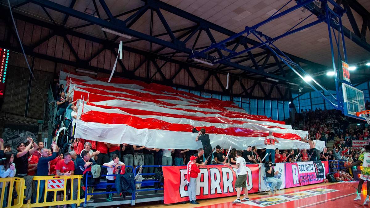 I tifosi riminesi in gara-4 contro la Vuelle Pesaro: oggi saranno 350 nelle Marche in una partita senza domani