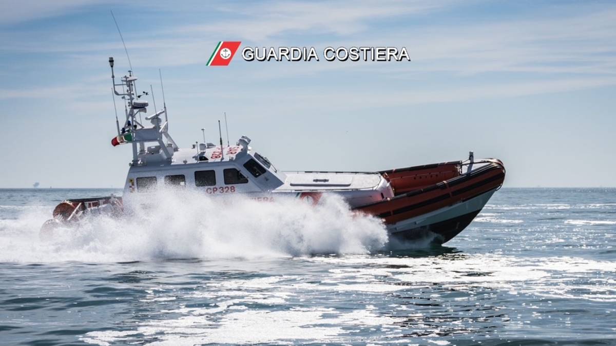 Ravenna, col windsurf in balia del vento: salvato dalla guardia costiera