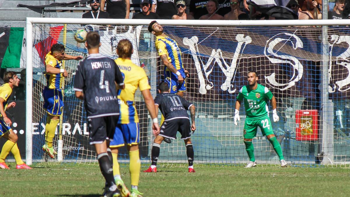 Calcio C, multa di 500 euro al Cesena per il lancio di un... aquilone