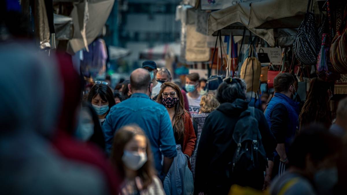 Covid variante Omicron, l'Italia valuta una stretta sui controlli in vista del Natale