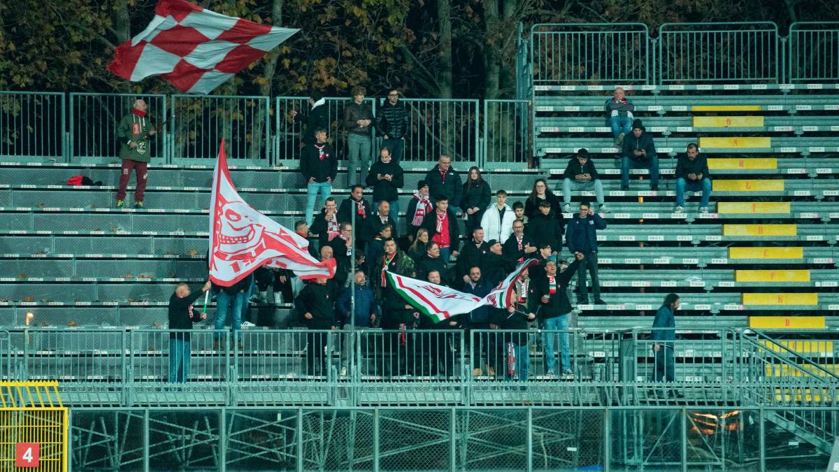 I pochi spettatori presenti in curva Est per Rimini-Ascoli del 15 novembre 2025: stasera al Romeo Neri ci sarà un differente entusiasmo (foto Morosetti)