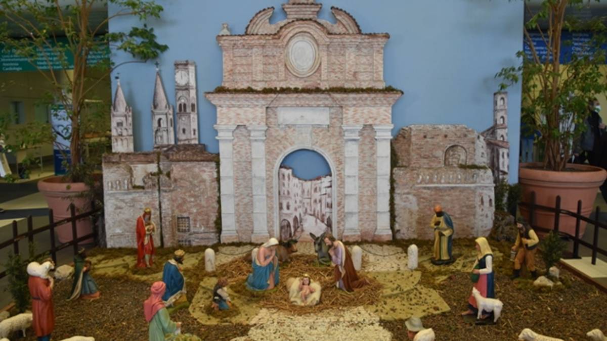 Forlì, il presepe in ospedale grazie alla passione della associazione “Roberto Vallicelli”