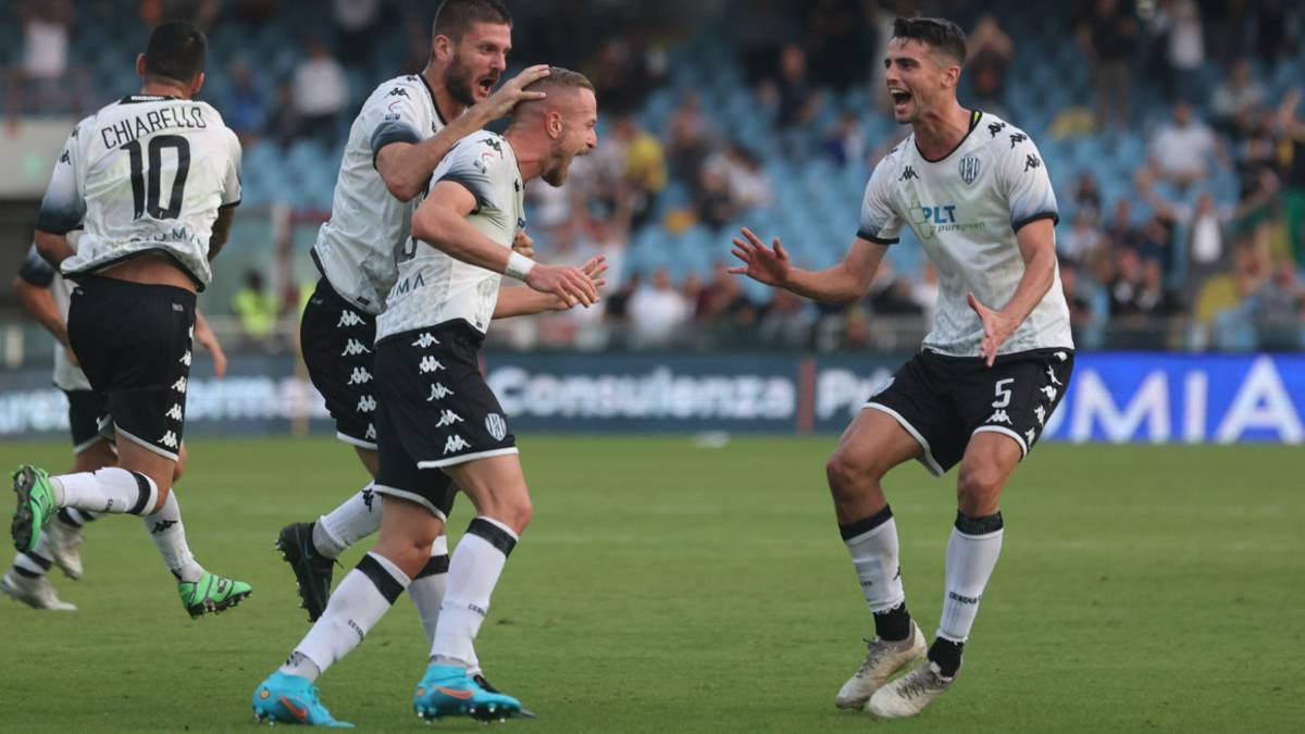 Calcio C, il Cesena perde Coccolo alla vigilia della sfida con il Gubbio: confermata la distorsione al ginocchio