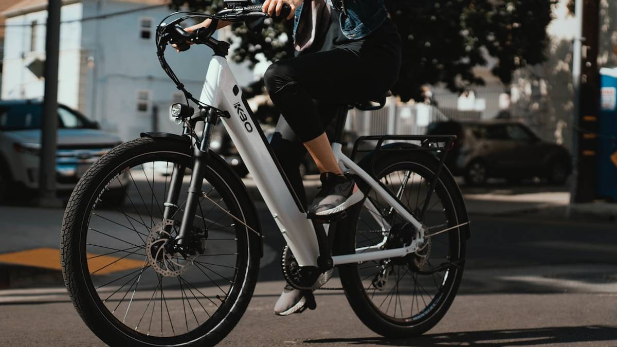 Cesena, 78enne lascia la casa dopo l'alluvione e gli rubano la bici elettrica: beccato un 19enne a Cesenatico